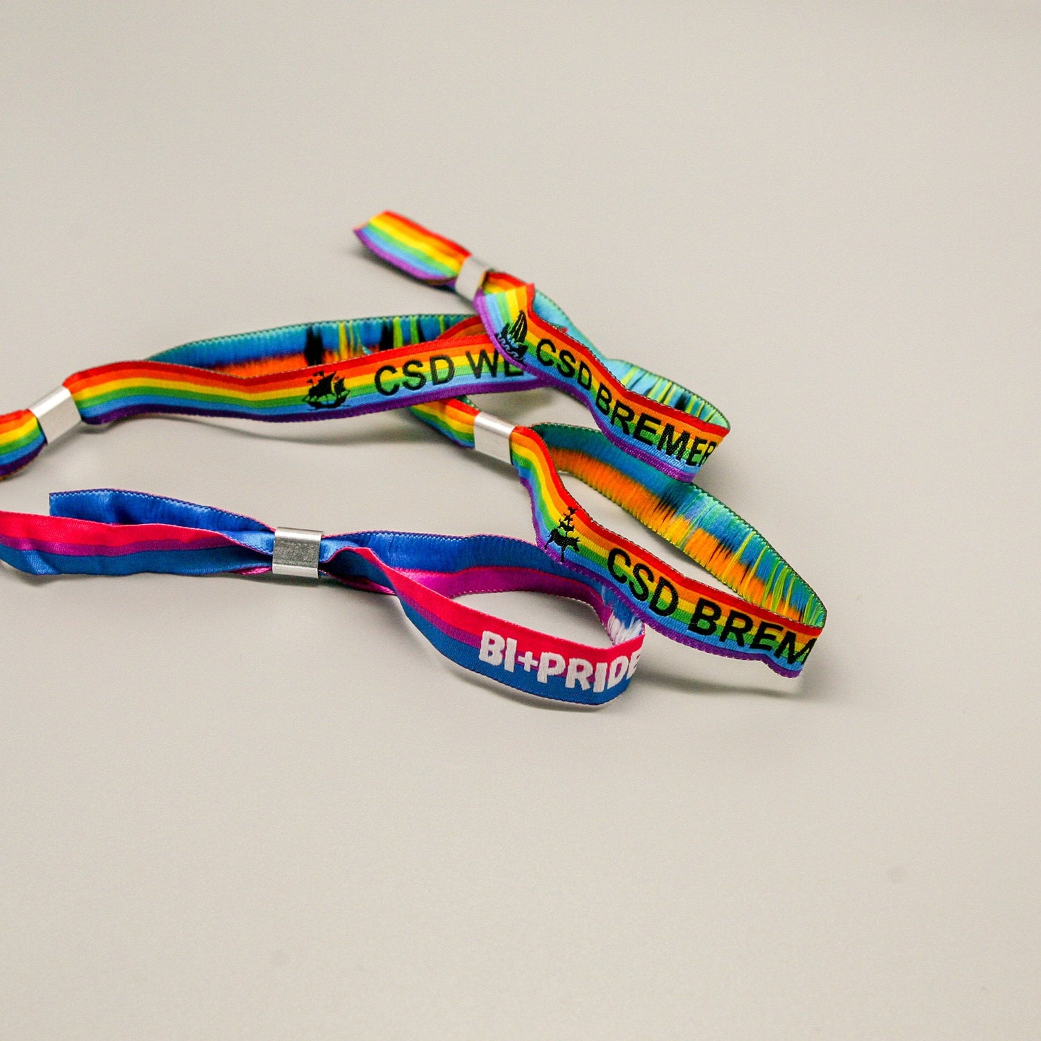 Das bild zeigt verschiedene Armbändchen wie zum beispiel vom csd wesermarsch, bremen, oder auch der bi+ pride.