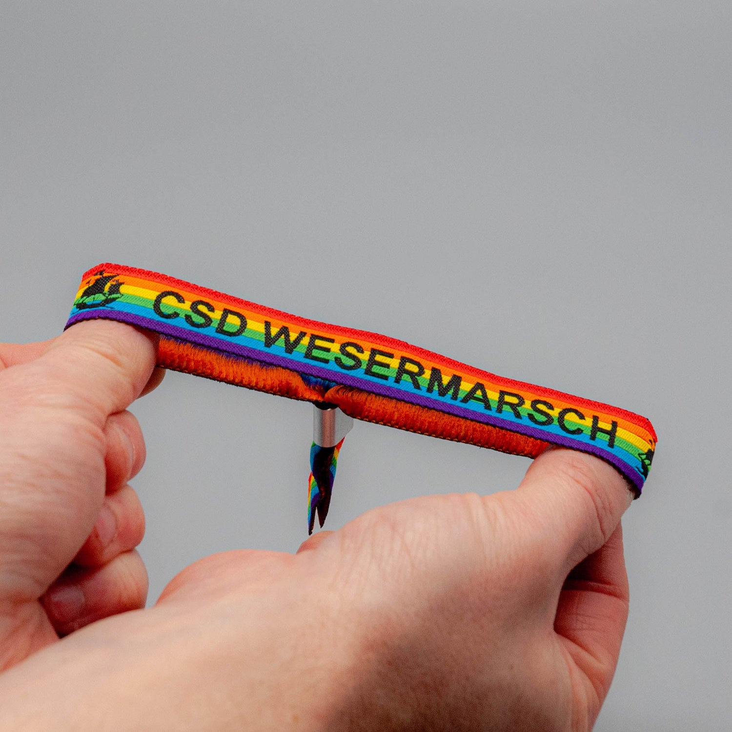 ein bild des csd wesermarsch bändchens, in regenbogenfarben