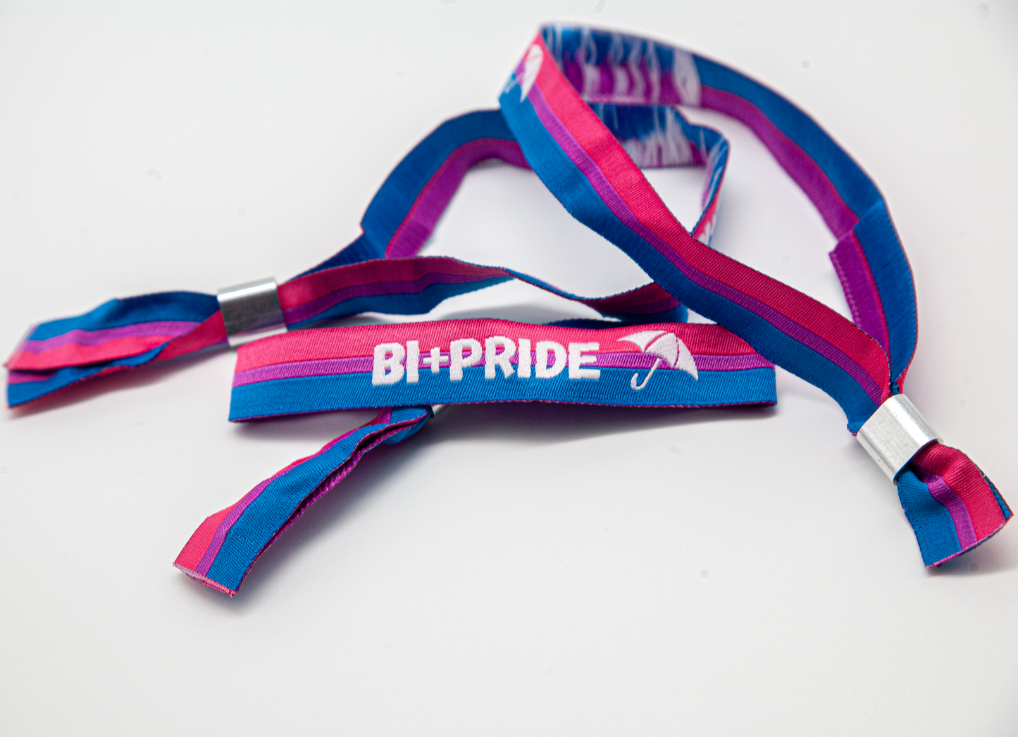 "Bi+ Pride" Armbändchen mit Bi-Pride-Flag