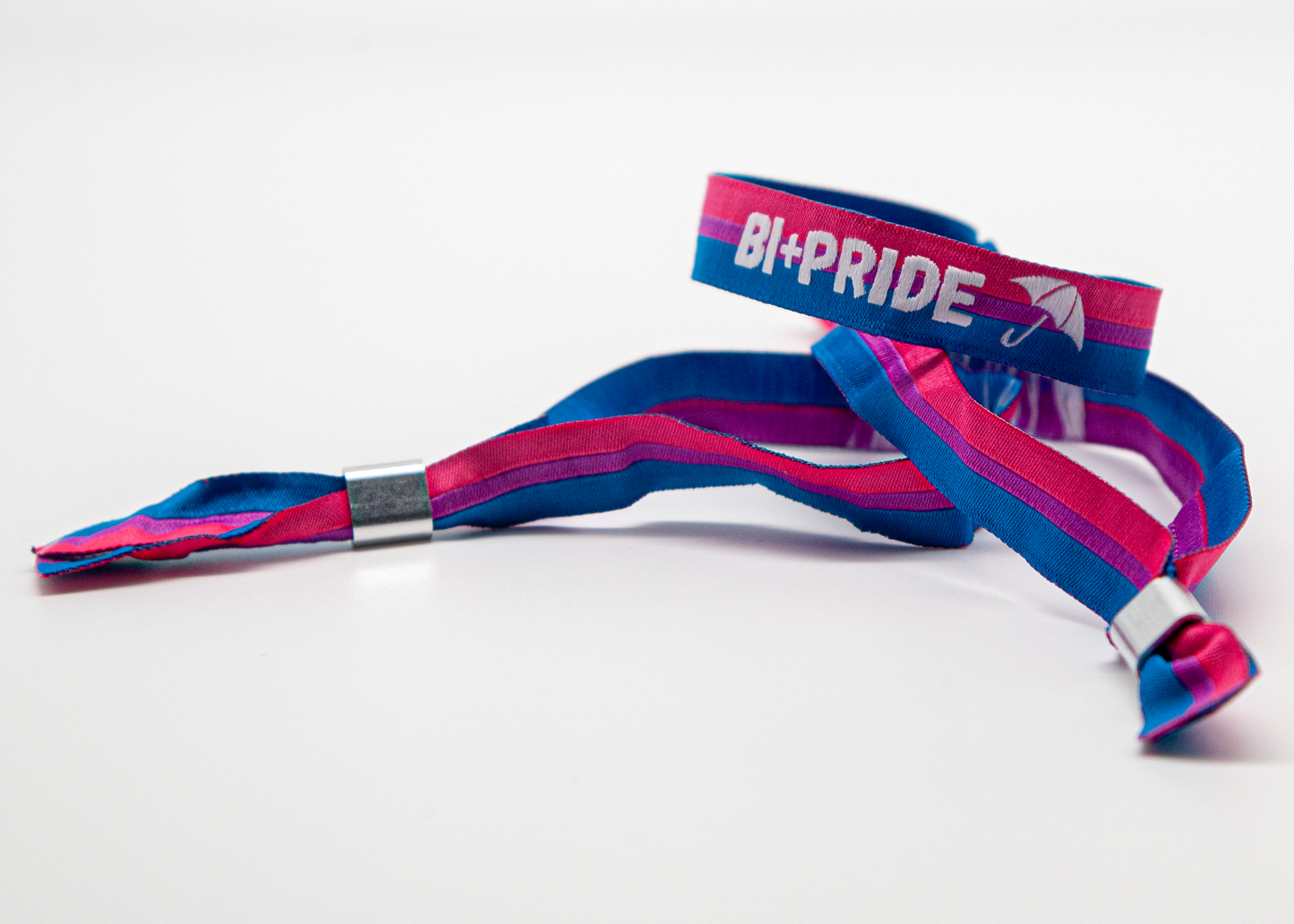 "Bi+ Pride" Armbändchen mit Bi-Pride-Flag